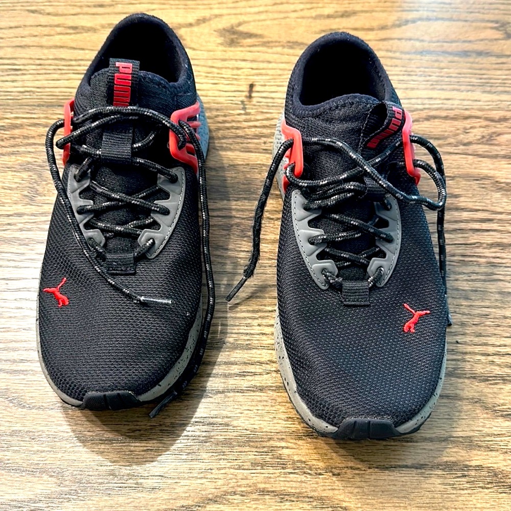 Men’s Puma tennis shoes